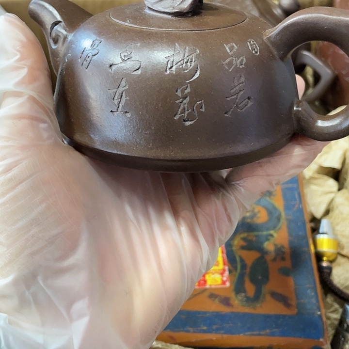 茶壶紫砂矿泥料手工制作的一把紫砂壶。