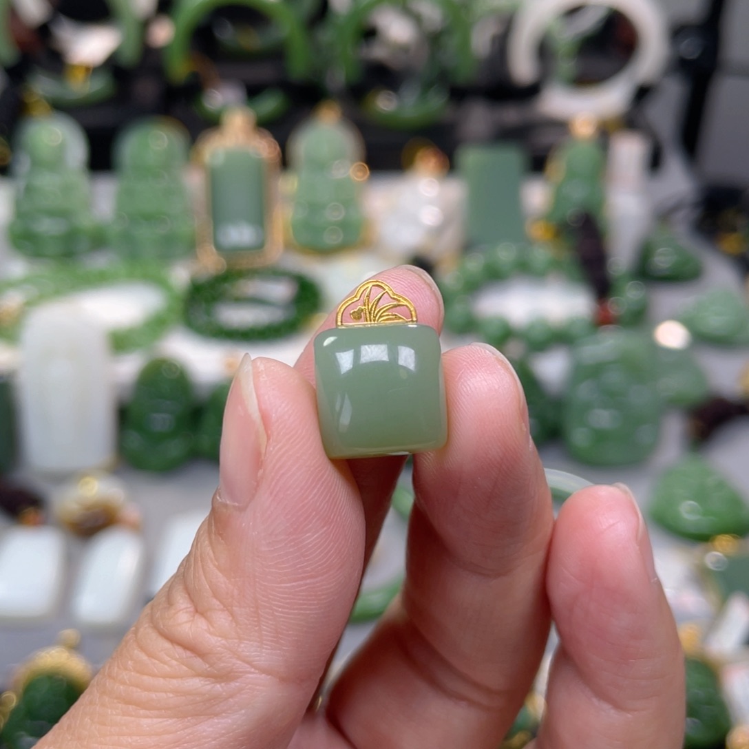橘***室和田玉（碧玉）18K金镶嵌吊坠(不含链)