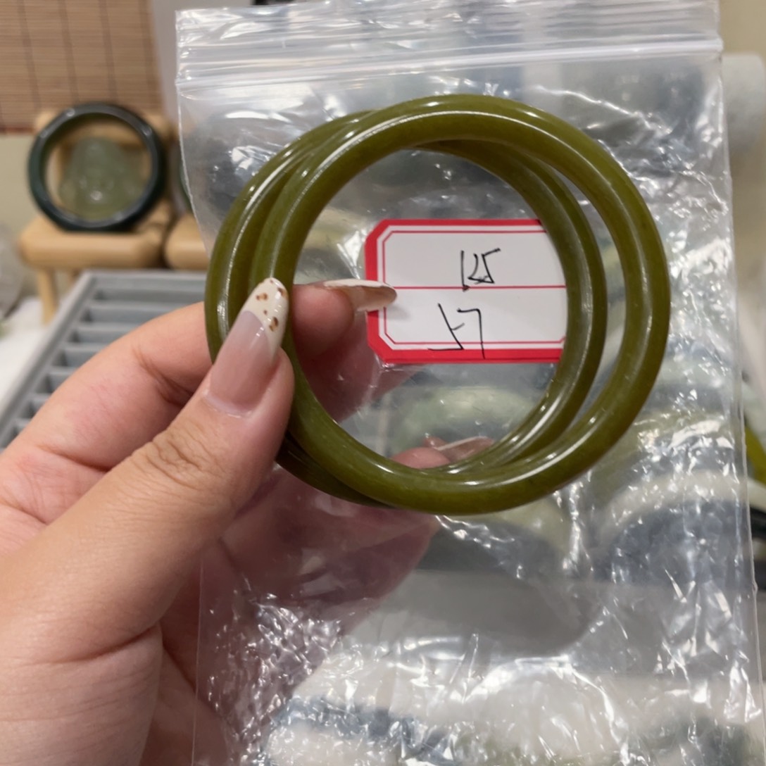 蛇纹石玉手镯未镶嵌