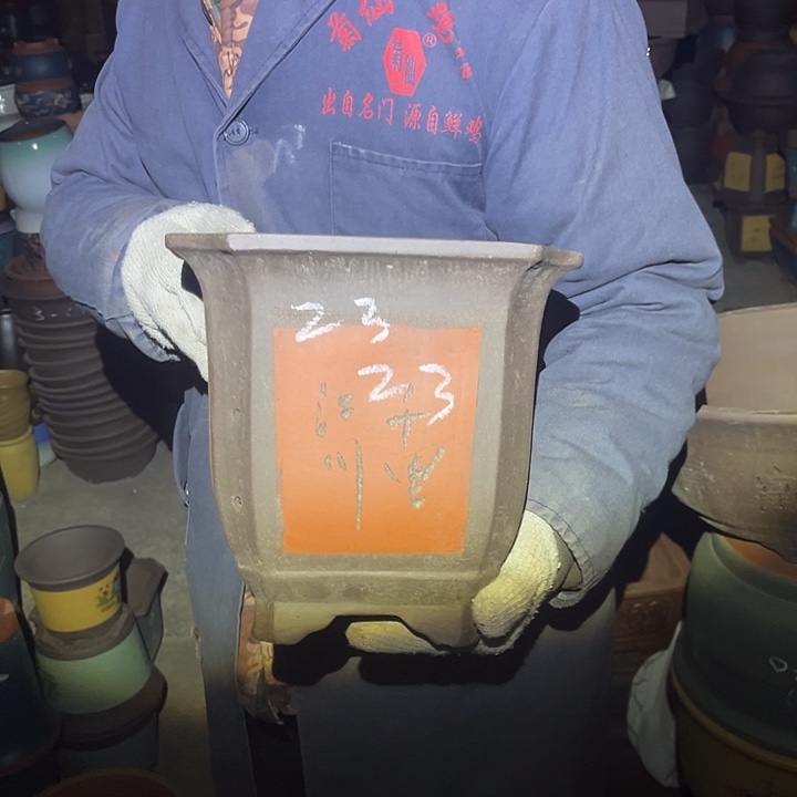 紫砂花盆紫砂花盆和一条