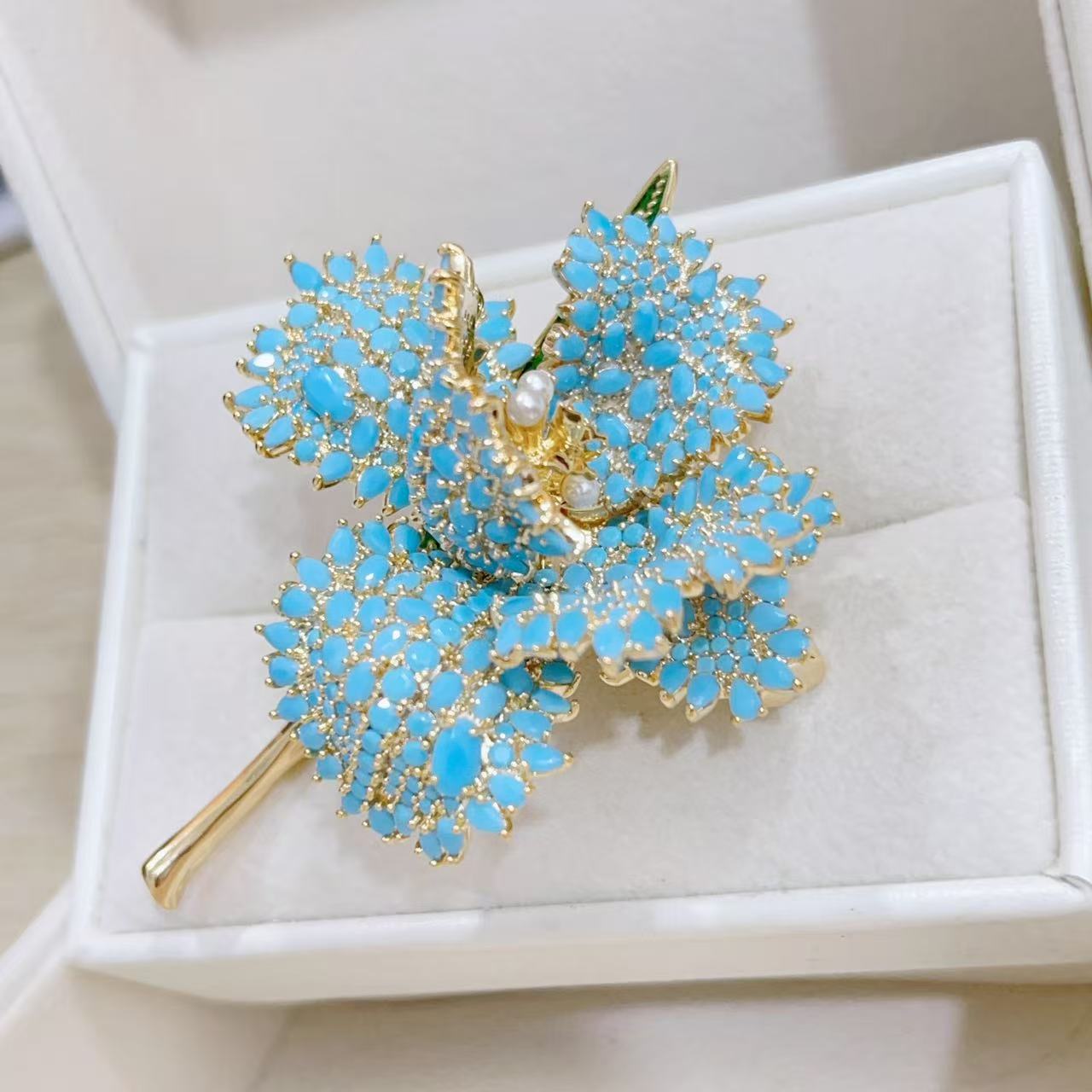 kasiya/卡思雅 铜合金锆石胸针 时尚精致蓝松色花朵胸针百搭款