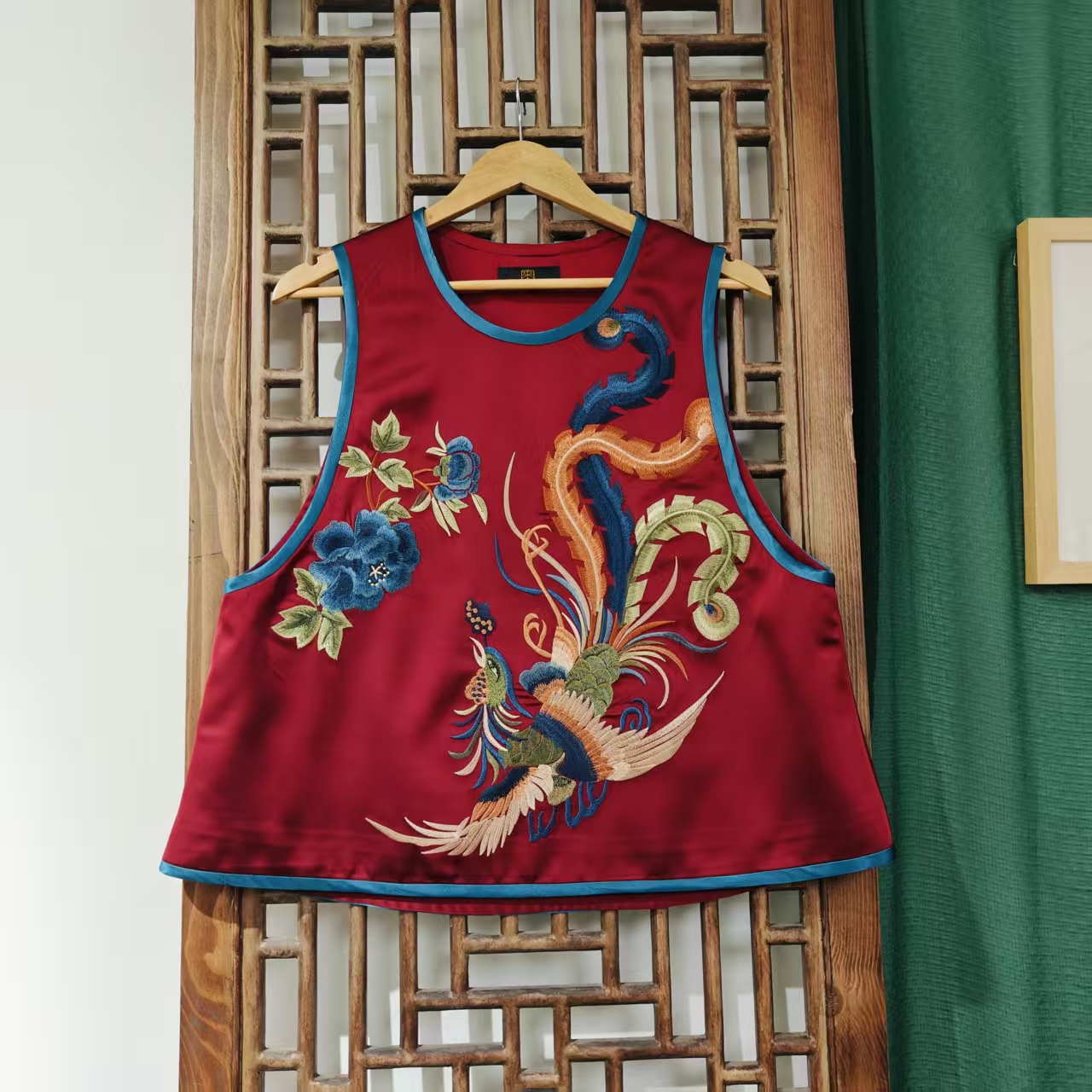 （LS317-23）凤徕兮私人定制暗红色光板底蓝色彩凤刺绣圆领马甲