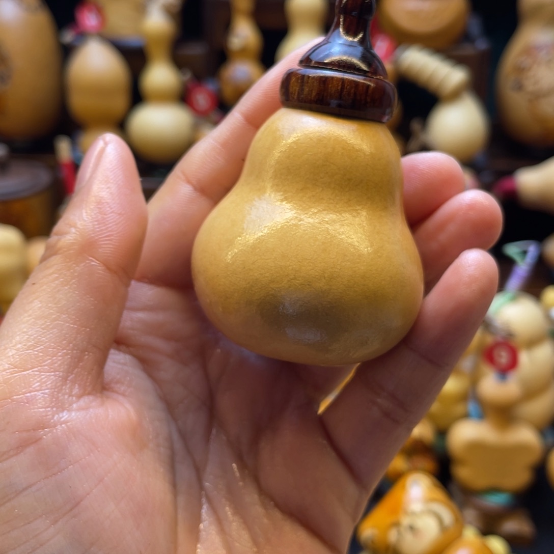 漆*葫芦等多种颜色的花灯点缀其间