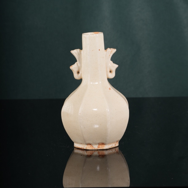 s097白釉凤耳八棱摆件