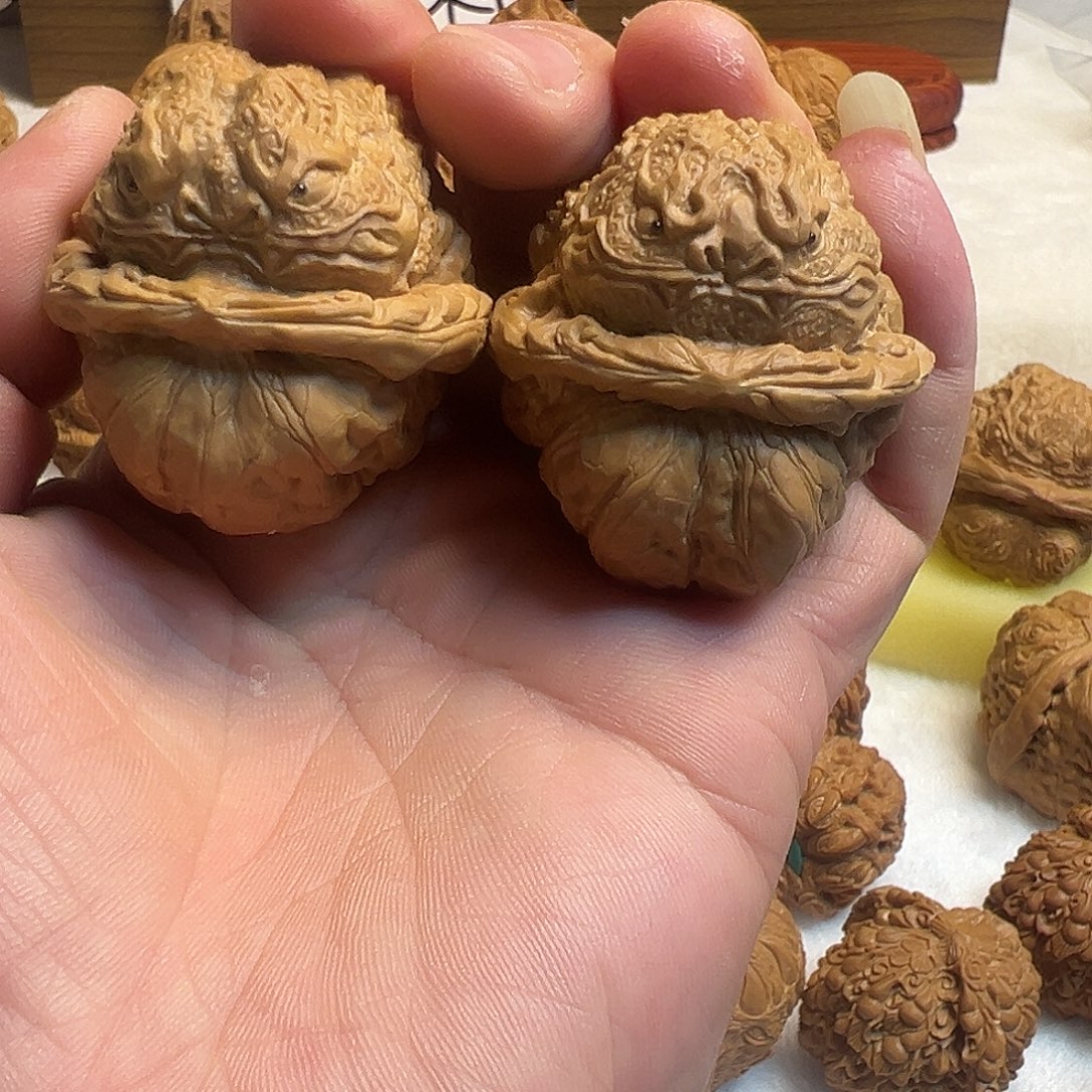 核桃半雕刻龙蝉题材