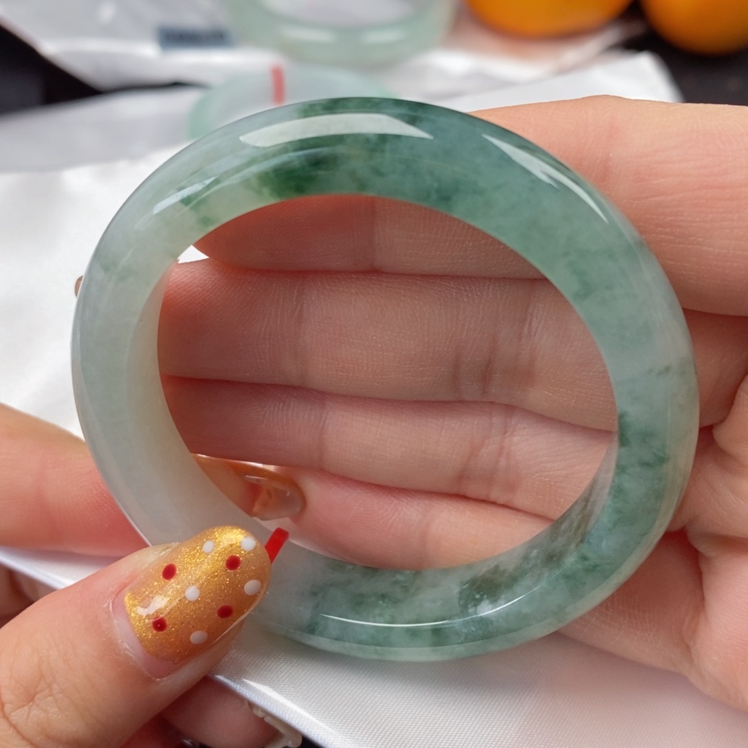 翡翠手镯未镶嵌523圈口