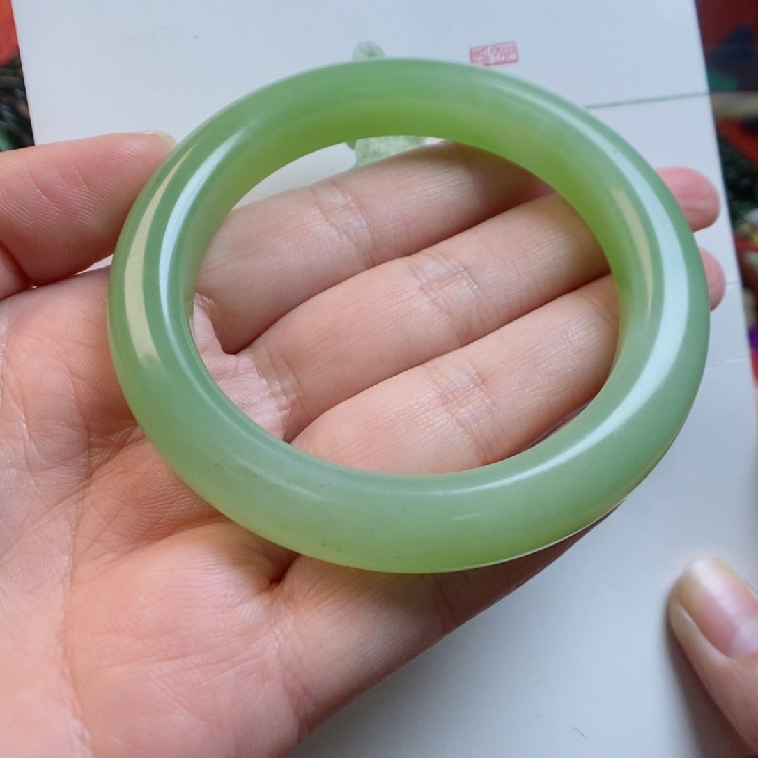 和田玉手镯未镶嵌56.8圈口翠青微矿点