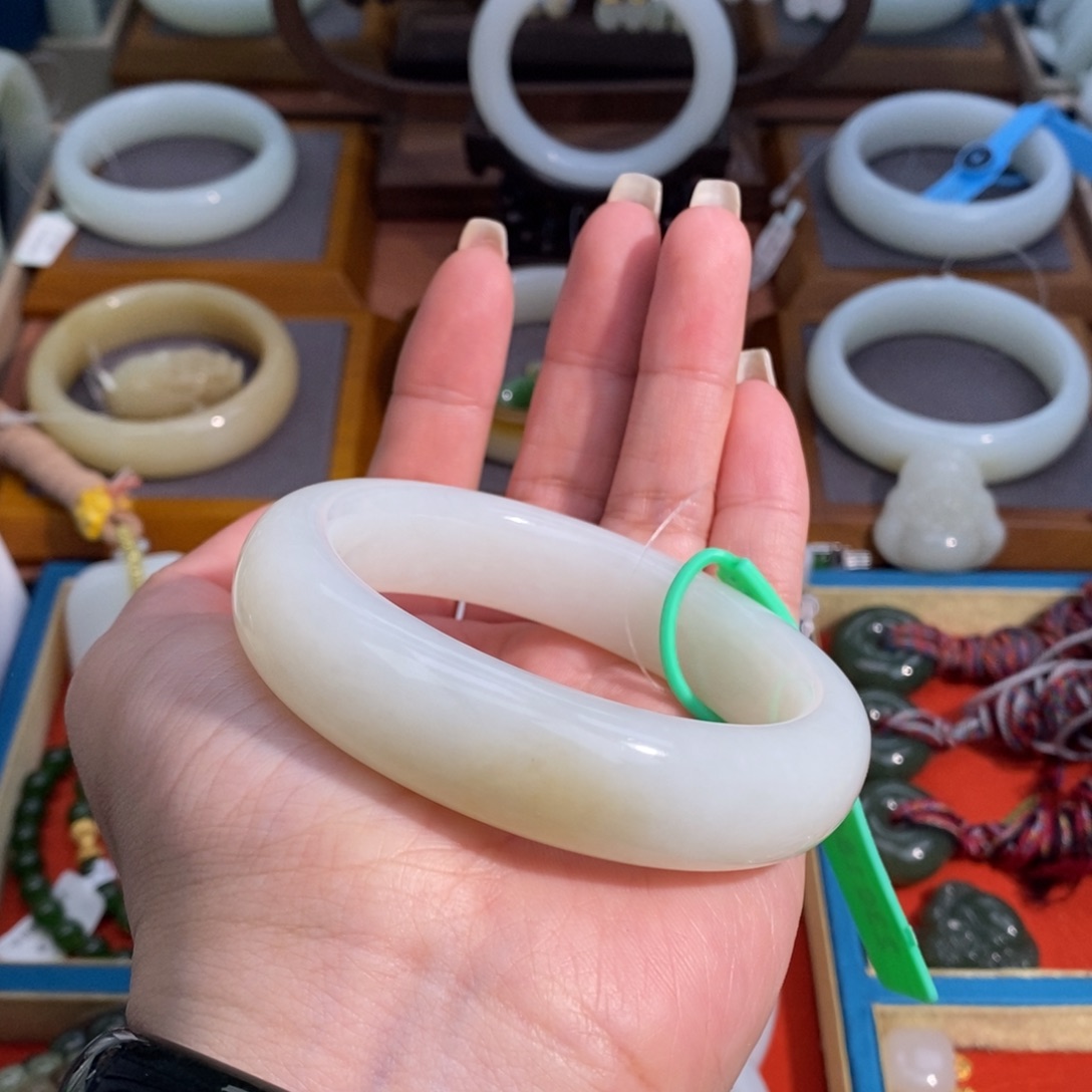 和田玉未镶嵌手镯