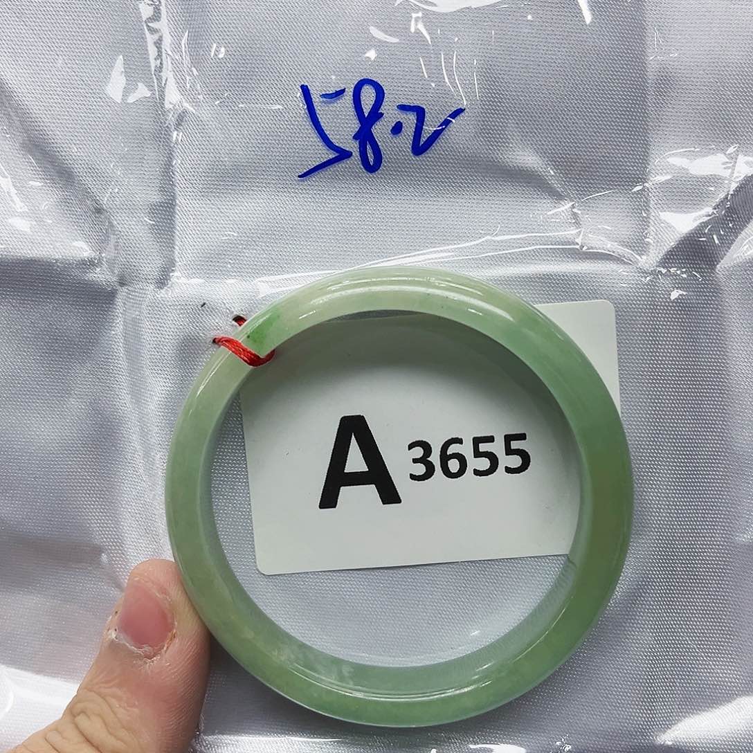 翡翠手镯未镶嵌多样性