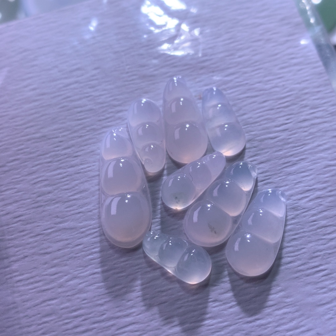 翡翠未镶嵌颈饰一手