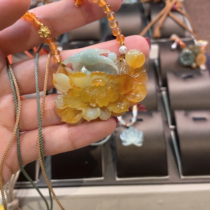 蛇纹石玉颈饰未镶嵌