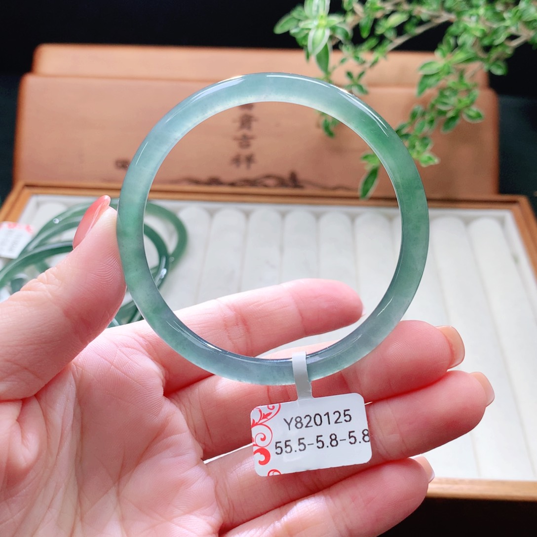 未镶嵌手镯（圆镯）翡翠