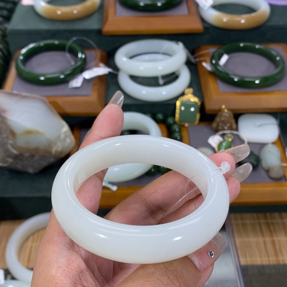 和田玉手镯未镶嵌彭*一