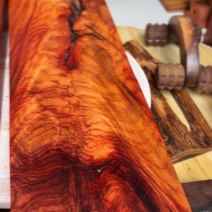 大叶紫檀（黑酸枝木类）