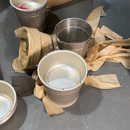 【闪购商品】春*一个全新氧化铝水桶