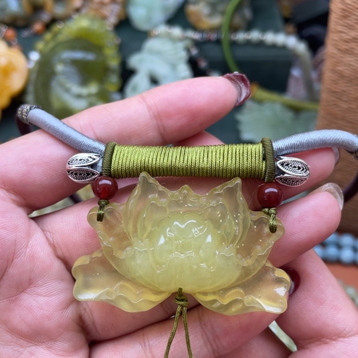 蛇纹石玉吊坠合金