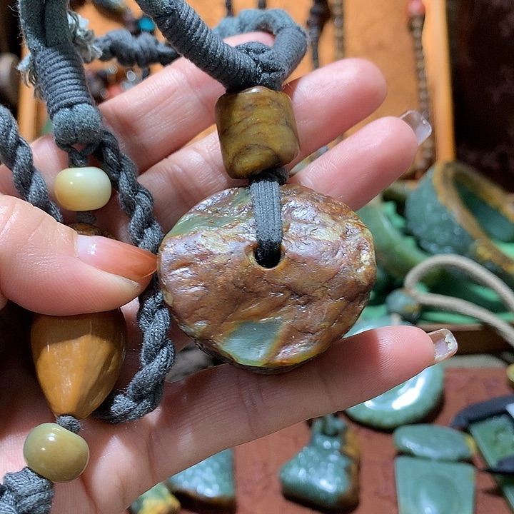 未镶嵌岫岩河磨玉（透闪石质玉）挂件关*理