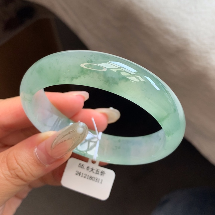 翡翠手镯未镶嵌55.6冰绿飘花正圈（具体价格咨询客服）
