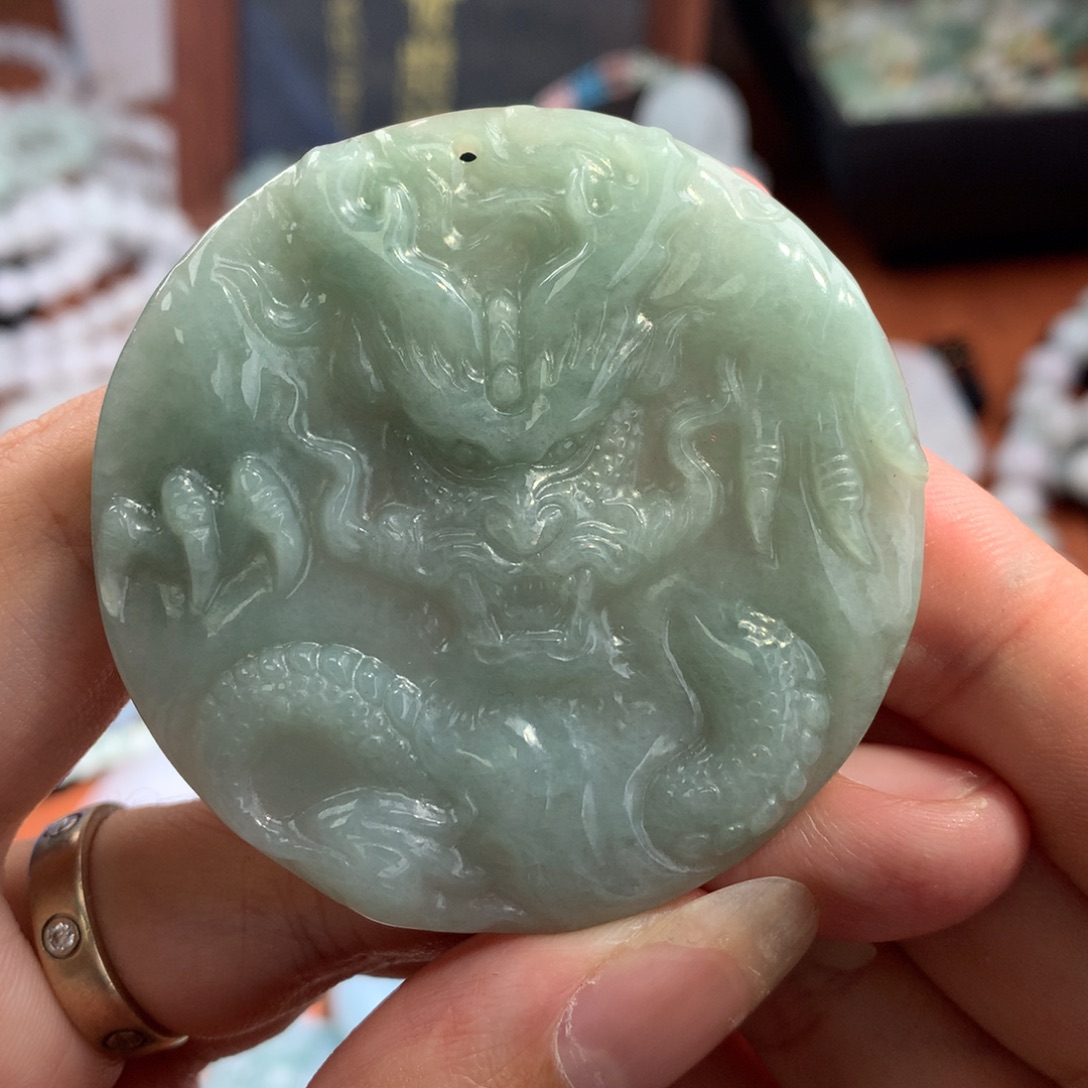 翡翠未镶嵌颈饰有纹