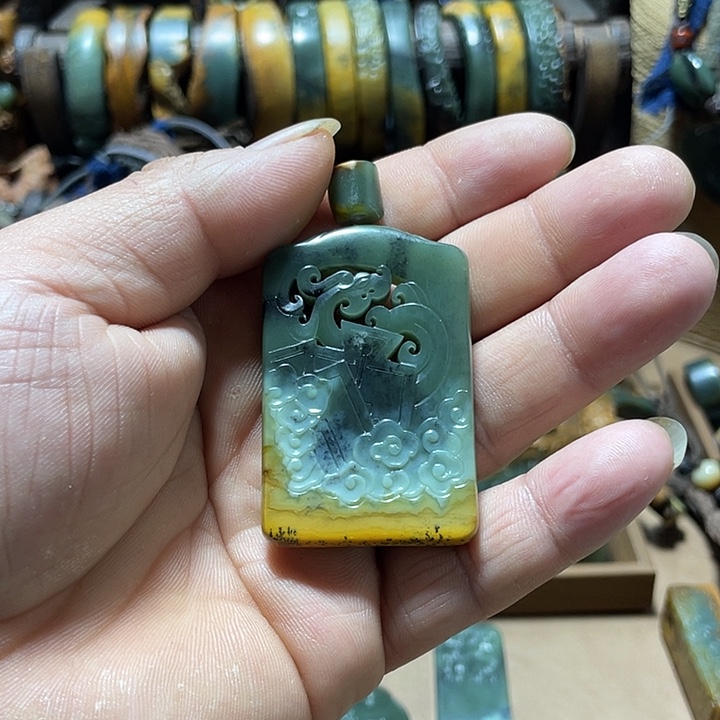 岫岩河磨玉（透闪石质玉）挂件未镶嵌月***烟