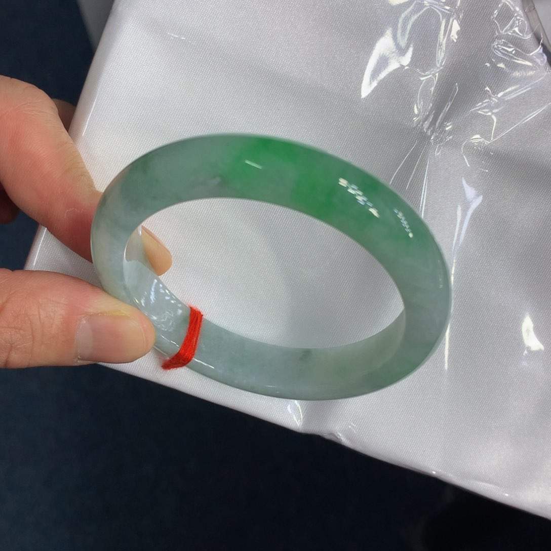 翡翠手镯未镶嵌翡翠