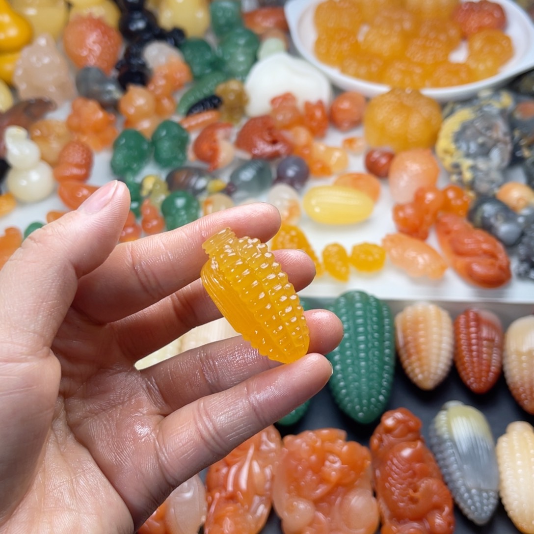 棉****石英质玉（金丝玉）未镶嵌颈饰