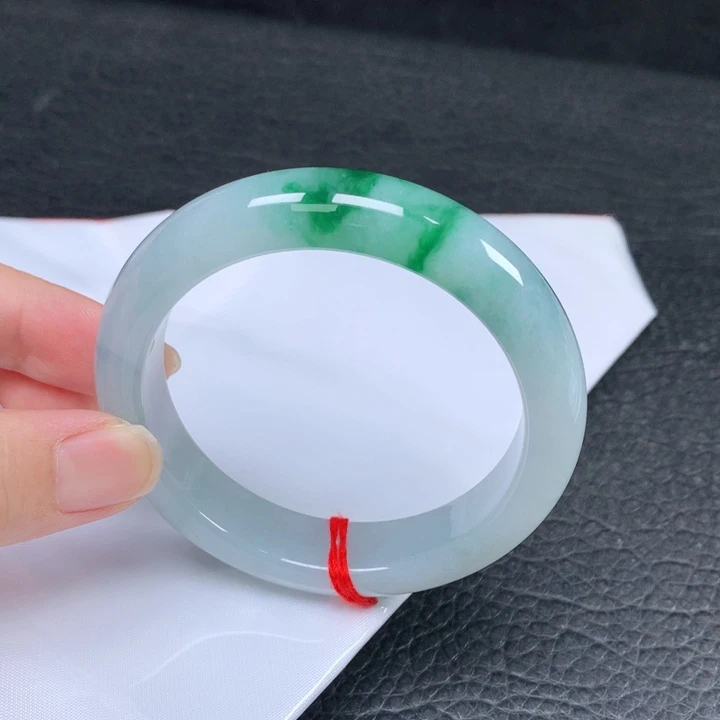 53.6圈糯化飘绿宽边手镯 有纹