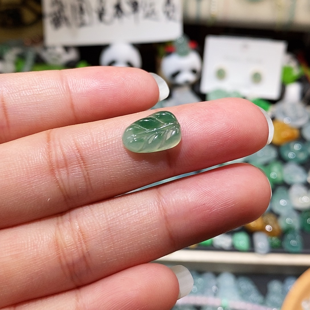 翡翠未镶嵌颈饰飘花叶子