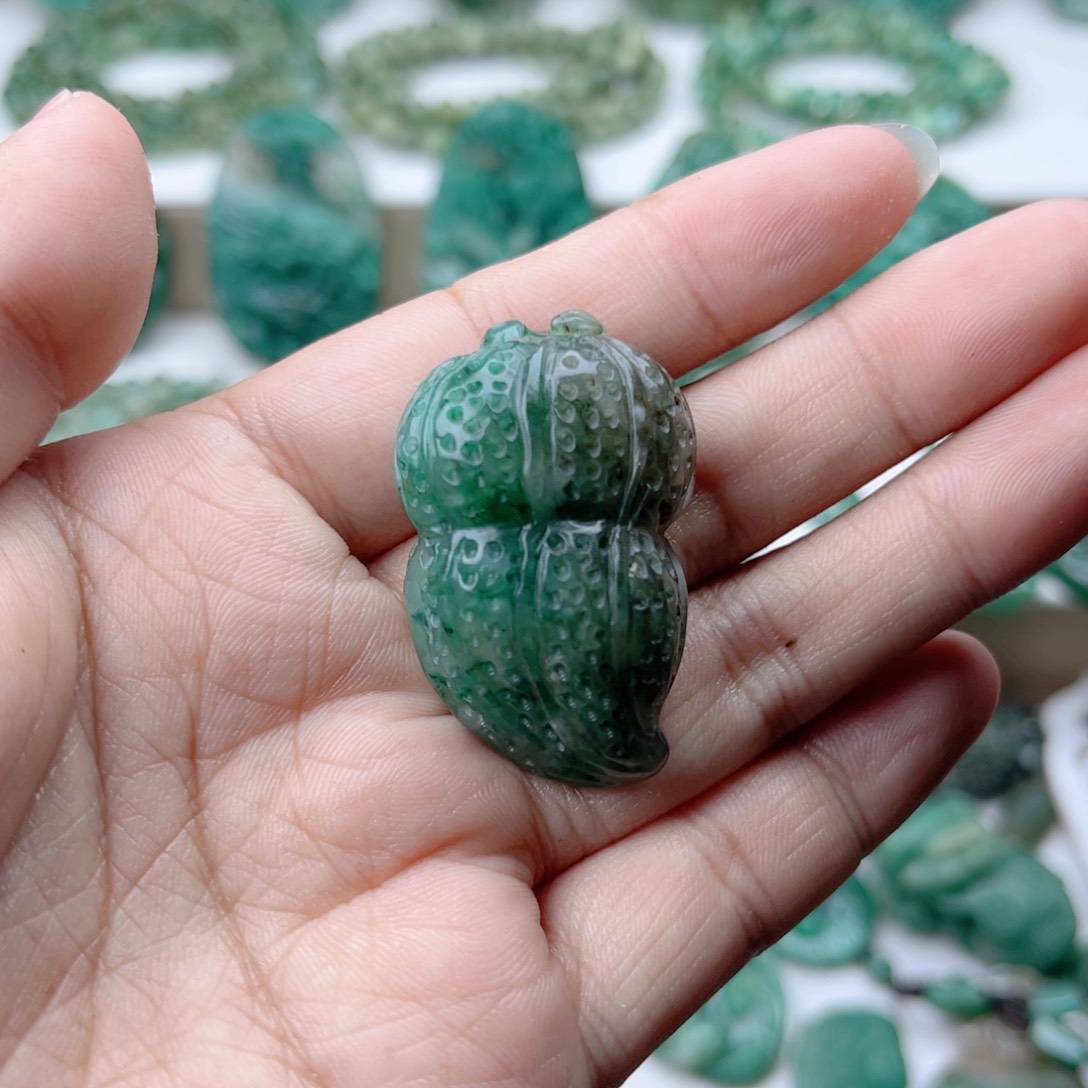 独山玉未镶嵌挂件