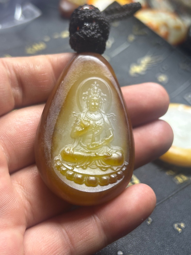 和田玉宝瓶坐观音吊坠