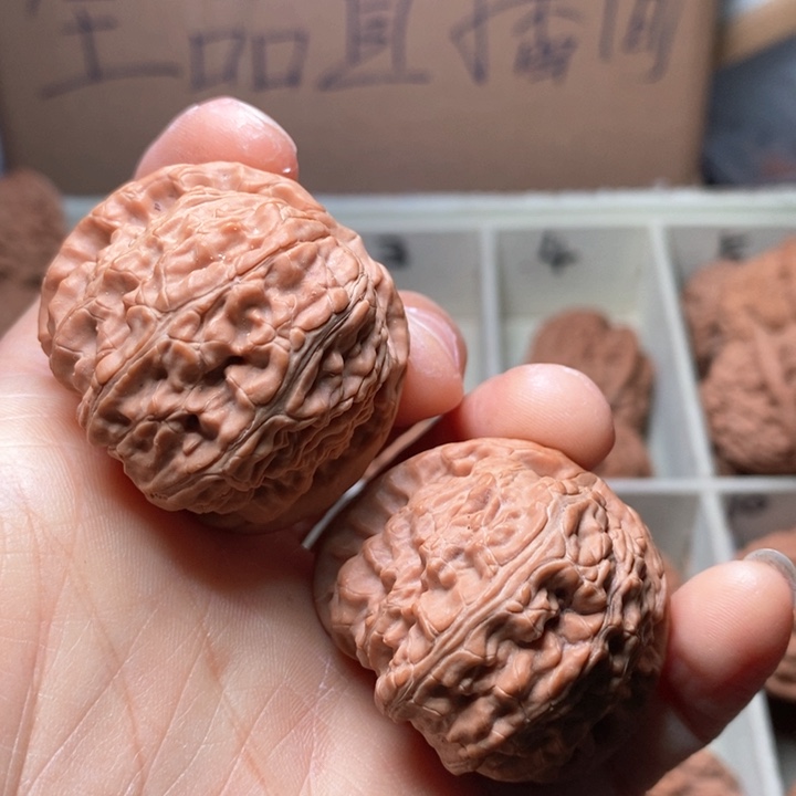 文玩核桃吊坠白狮子