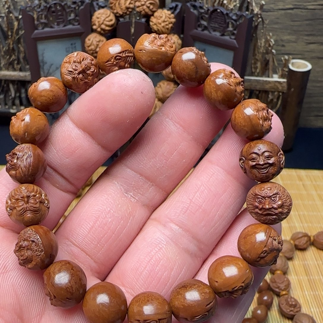 瑕疵款花了机雕手修龙纹桃核十八罗汉