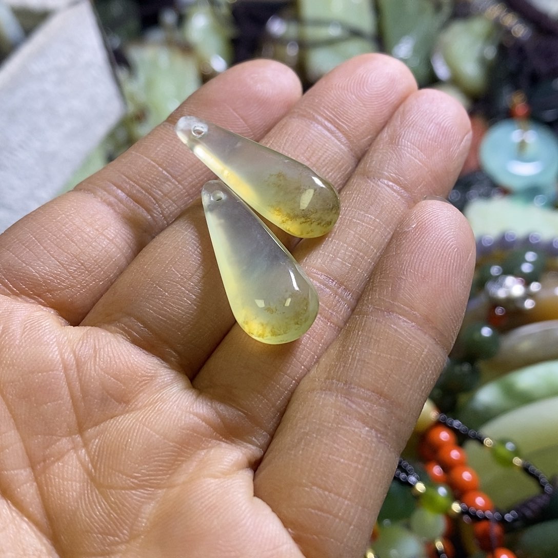 岫玉未镶嵌耳环一对