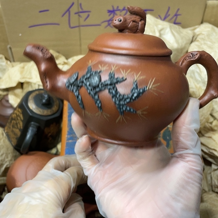 茶壶紫砂原矿泥料，手工制作的一把紫砂壶。