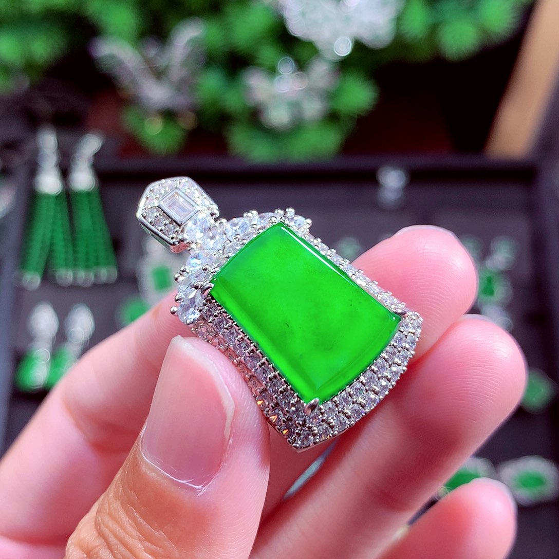 颈饰未镶嵌翡翠天然