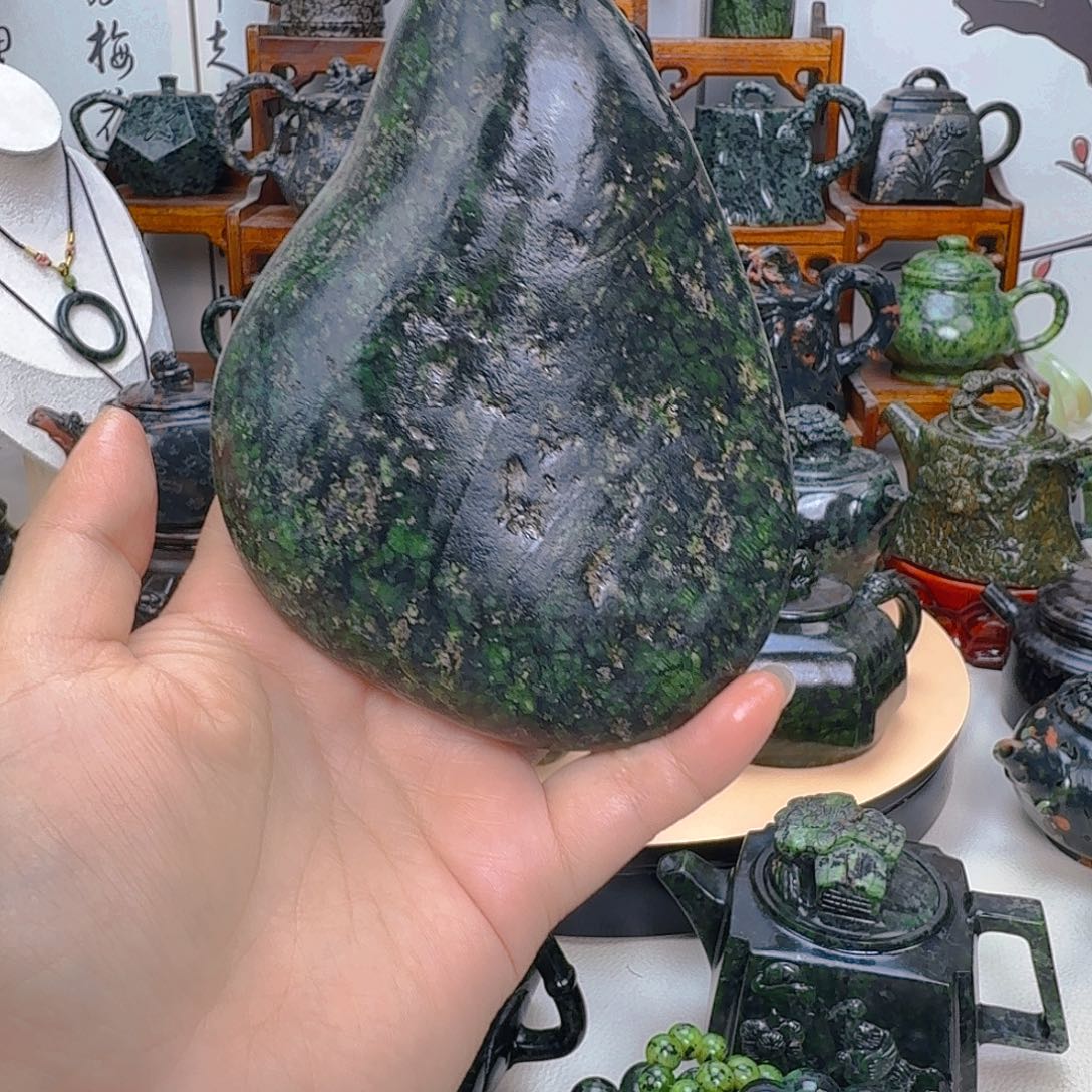龙***团蛇纹石玉未镶嵌摆件