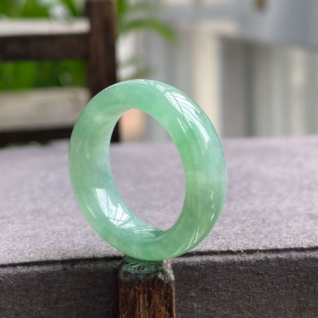 C1122 15号内径17.6-7.6-4.1甜绿戒指 底子细腻 颜色鲜艳甜美 种