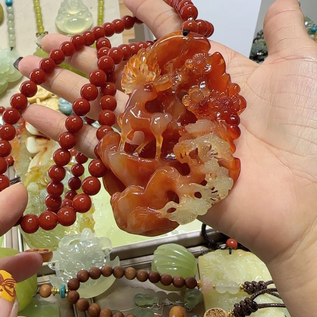 未镶嵌蛇纹石玉吊坠荔**?