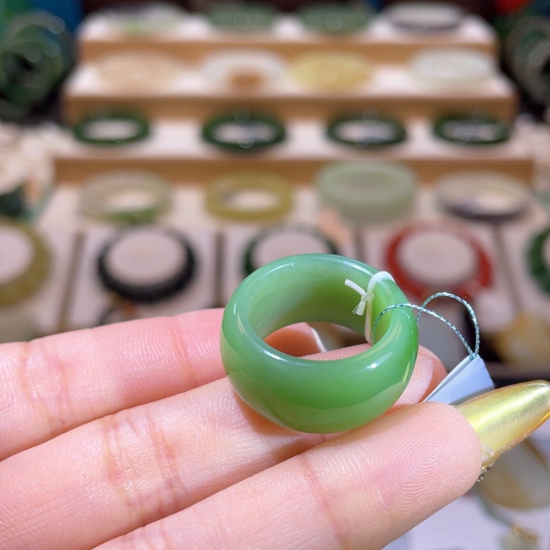 和田玉高品粉绿扳指内径14-15未镶嵌
