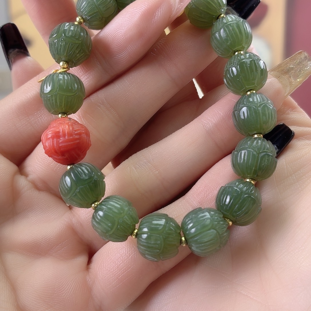 和田玉未镶嵌颈饰，