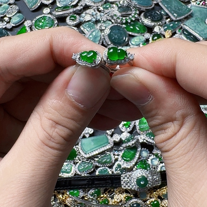 翡翠颈饰未镶嵌天然A货翡翠放漏