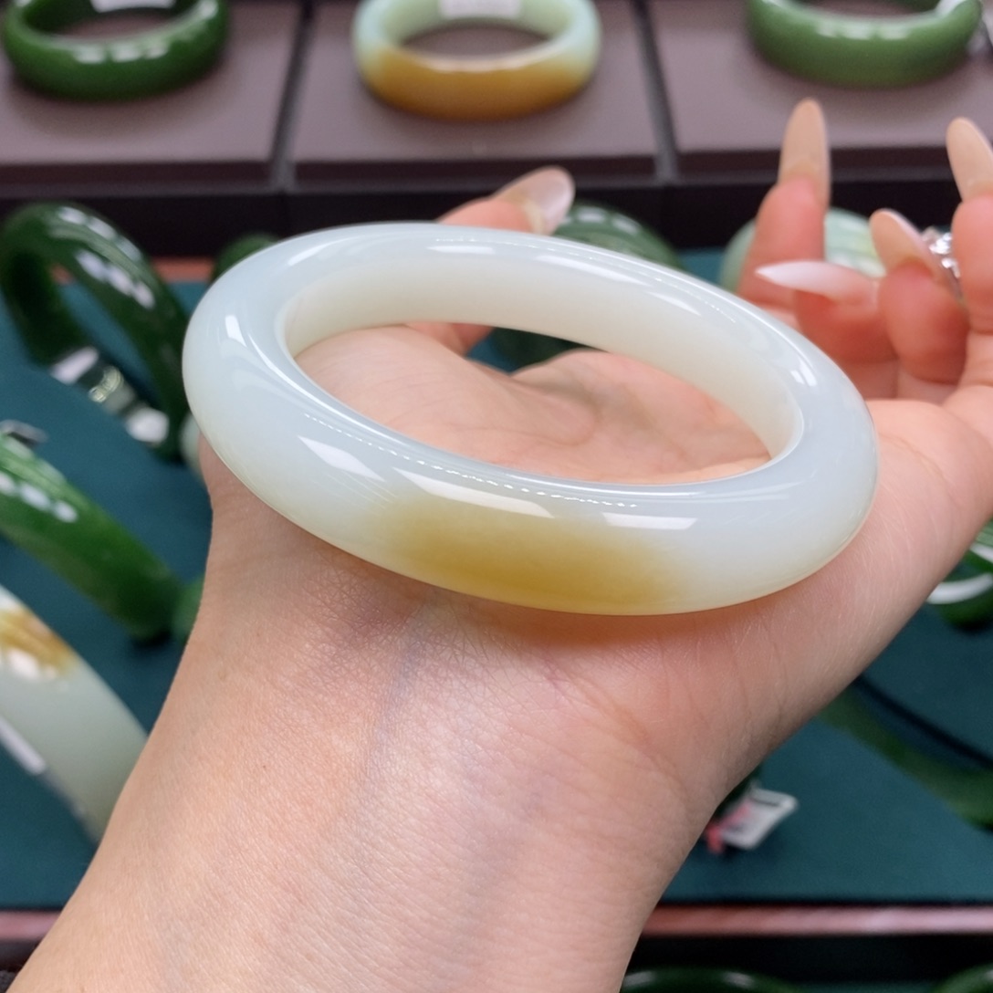 和田玉（碧玉）未镶嵌手镯