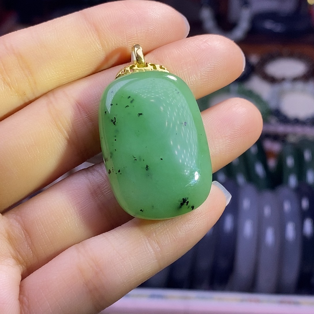 颈饰未镶嵌和田玉毕业级老坑料乌兰海猕猴桃金镶无事牌