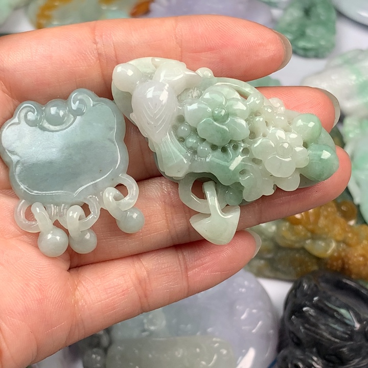 翡翠未镶嵌颈饰平**淡翡翠