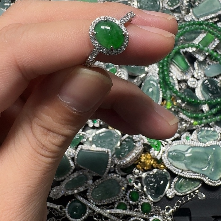 翡翠未镶嵌颈饰天然A货翡翠放漏