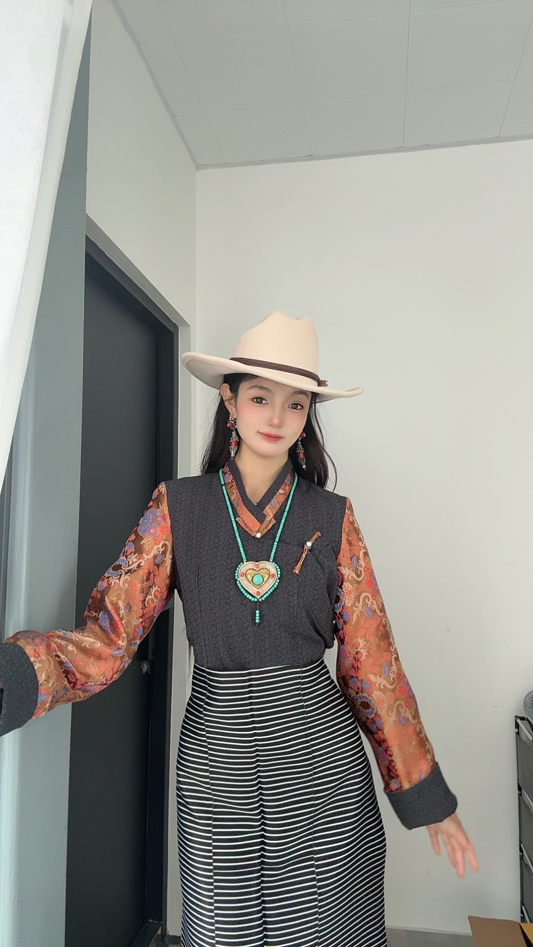 新款藏式V领百搭气质修身时尚端庄大气西藏服