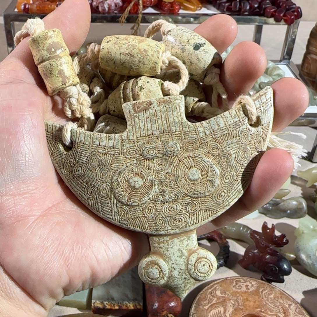 蛇纹石玉颈饰未镶嵌
