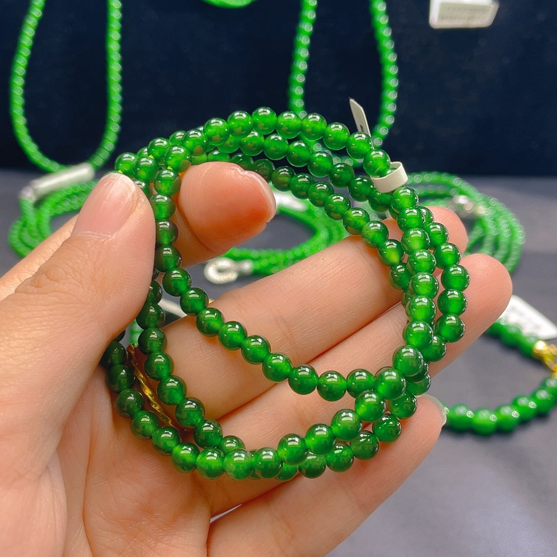 翡翠未镶嵌颈饰    