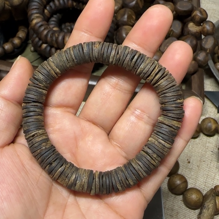Q***_手串沉香片片珠沉水单香霸品