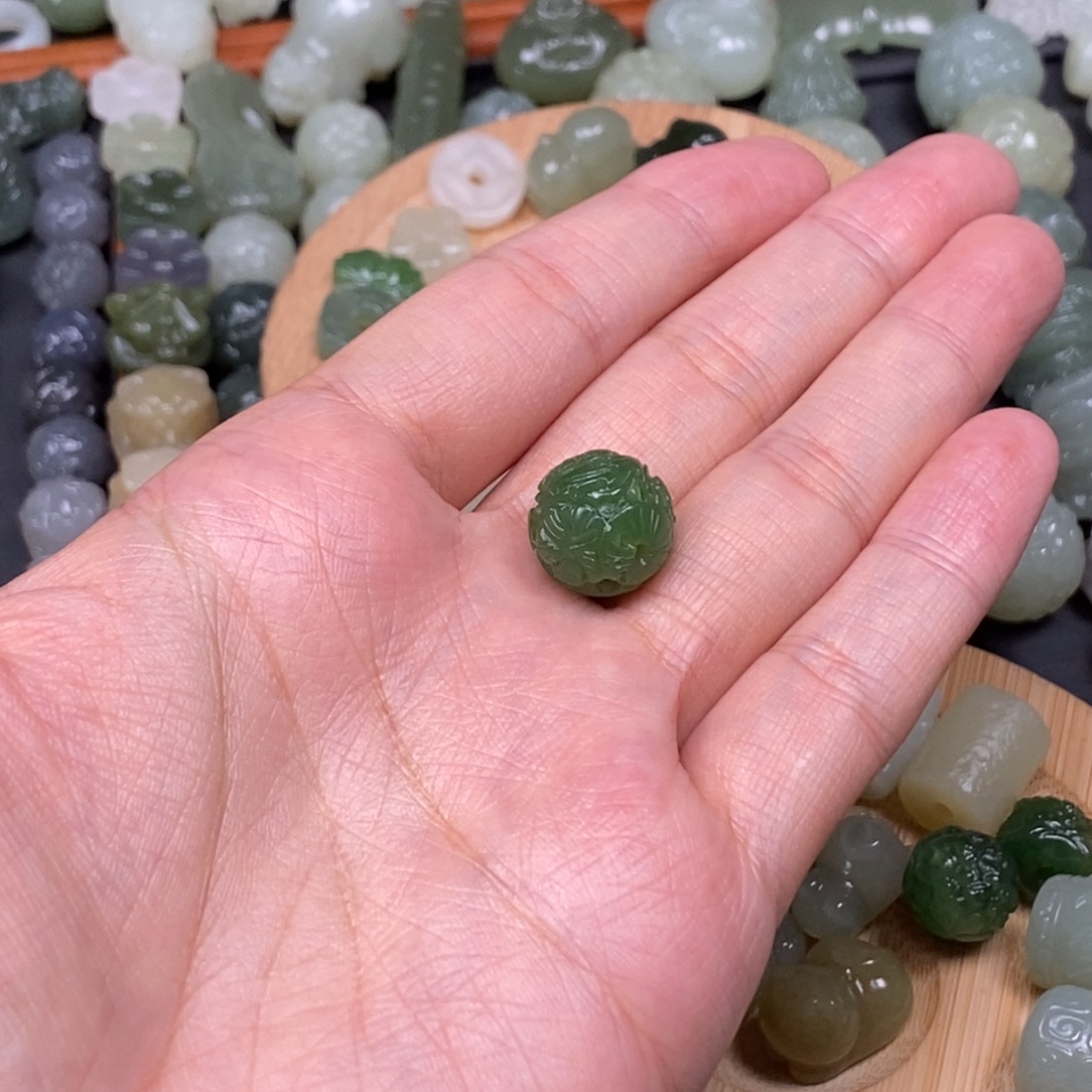 同***乐和田玉未镶嵌颈饰